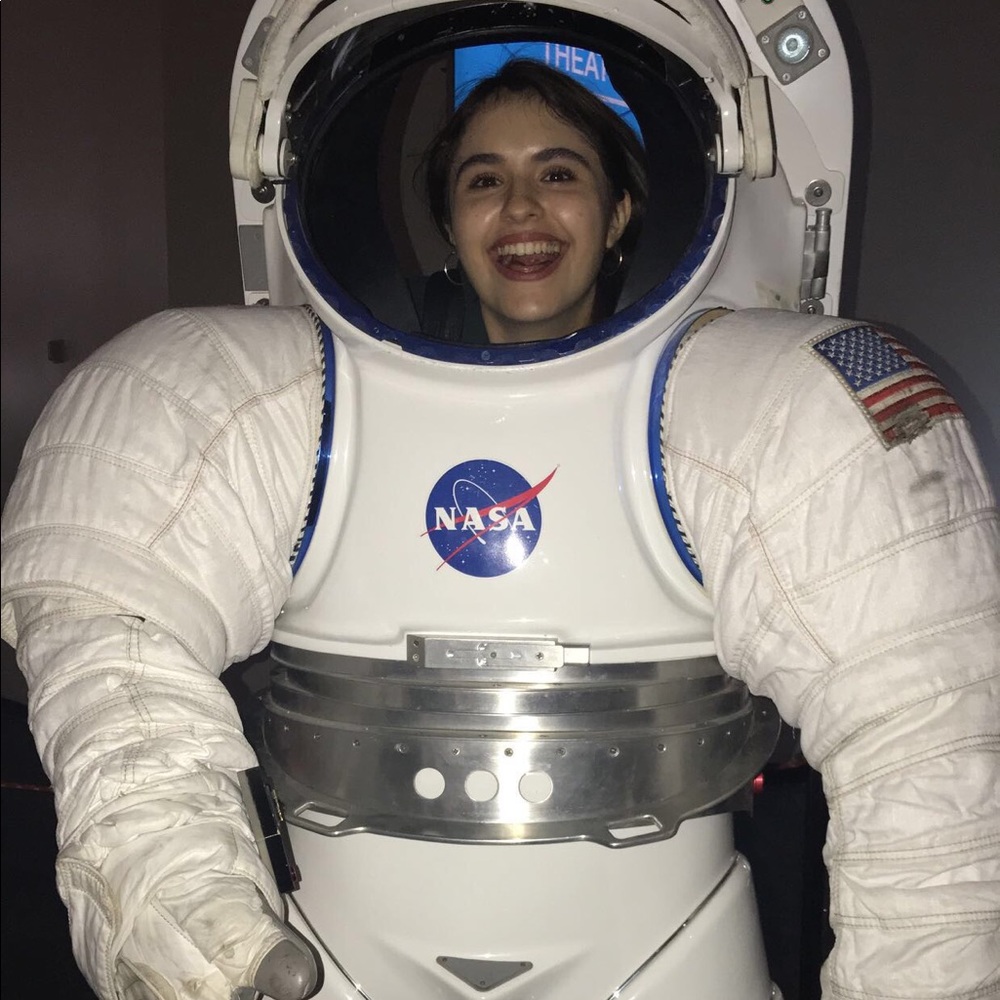 Meet your Posher, Elise